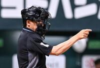 ソフトバンク－オリックス戦でもヘルメットを着用して球審を務める秋村審判員