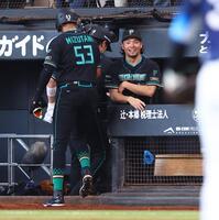 ６回、清宮幸の適時三塁打で生還した水谷（５３）を迎える伊藤（撮影・中島達哉）