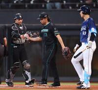 ６回、先制を許した伊藤（中央）＝撮影・中島達哉