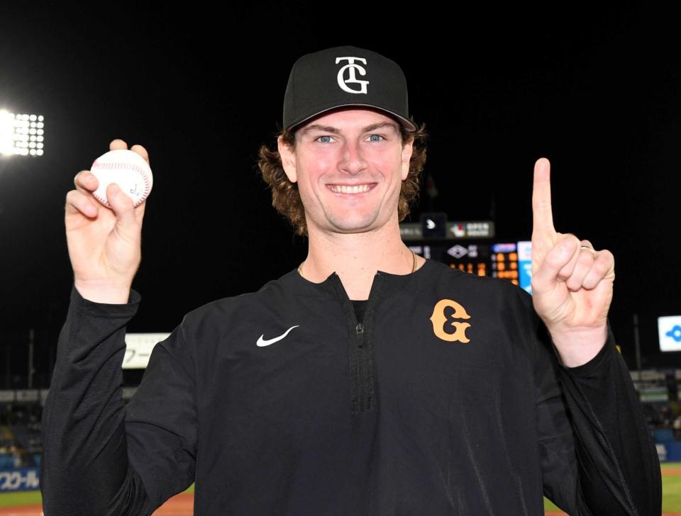 　来日初勝利を挙げ、ウイニングボールを手に笑顔を見せるウィットリー（撮影・佐藤厚）