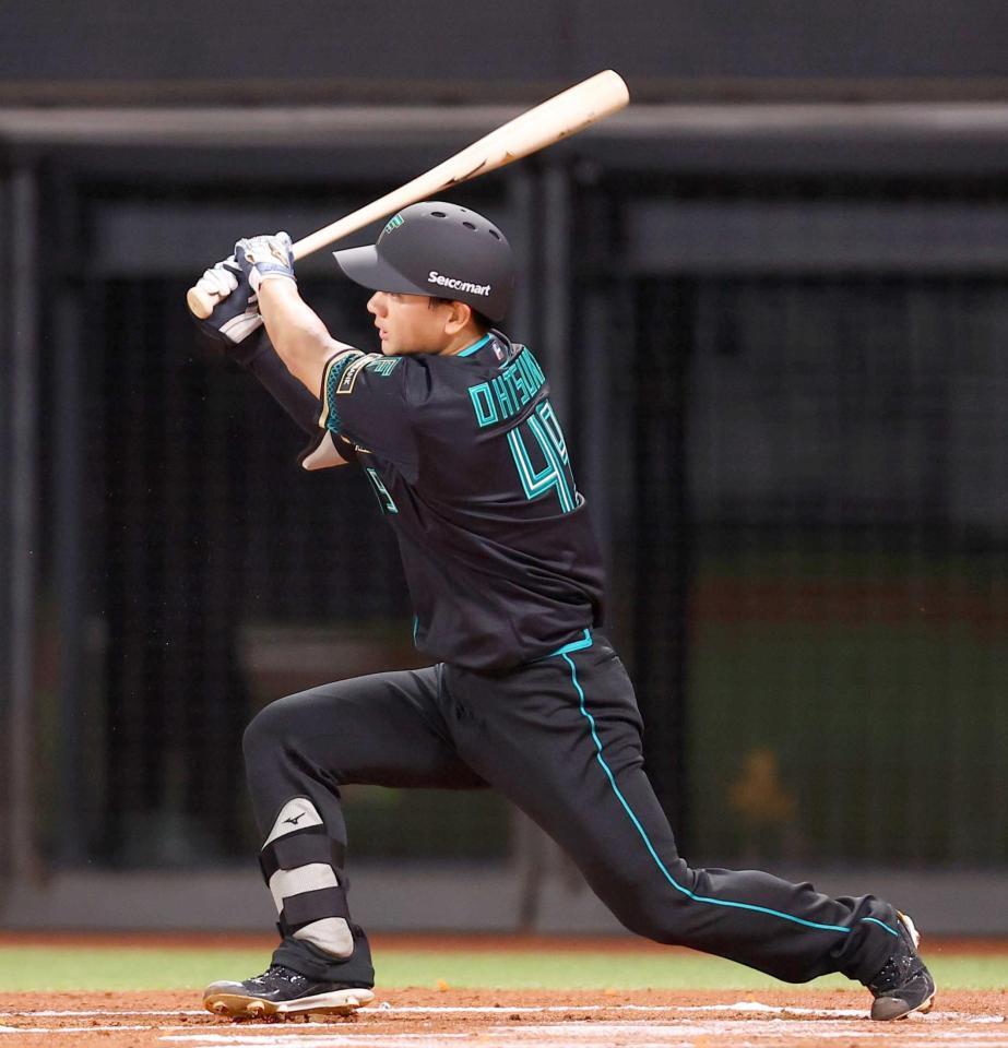 　１回、プロ初打席で二塁打を放つ大塚（撮影・中島達哉）