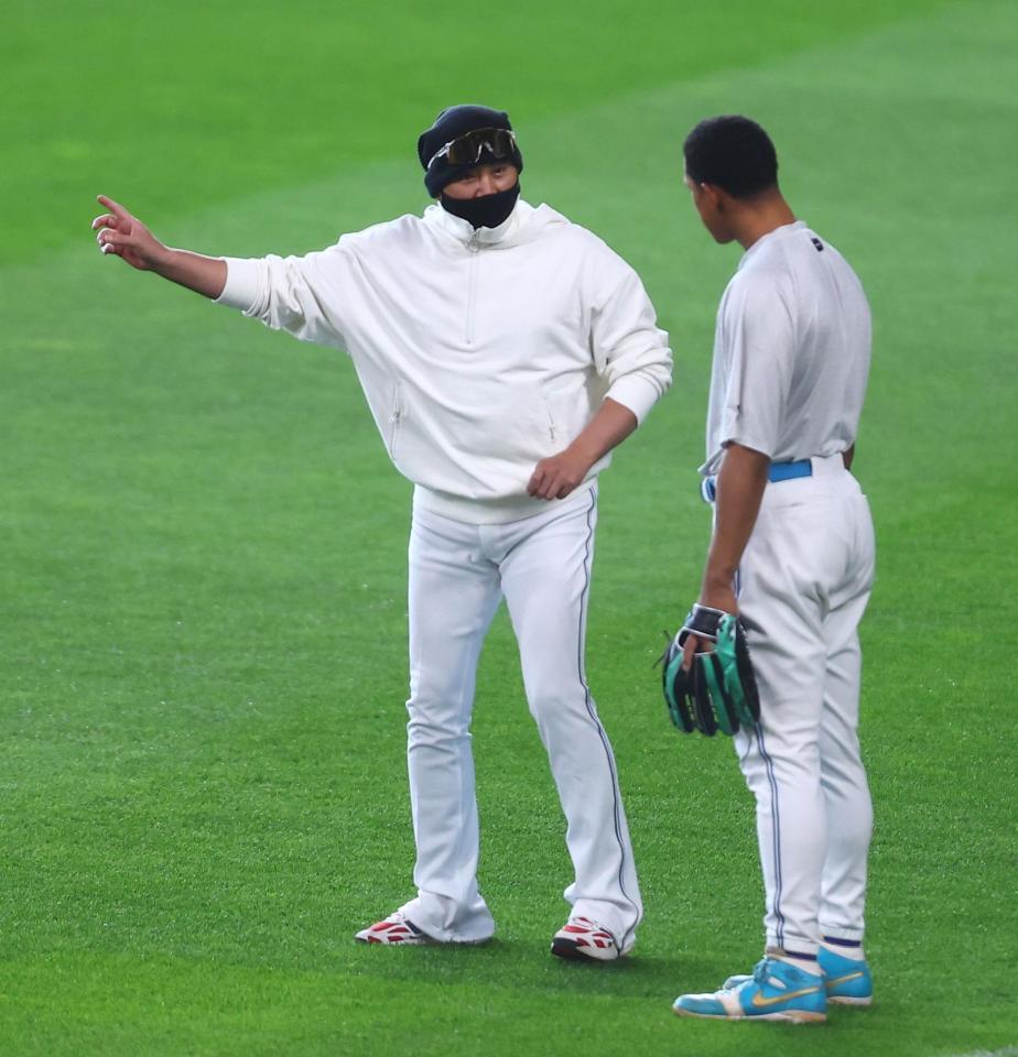 試合前、万波（右）に声を掛ける新庄監督（撮影・中島達哉）