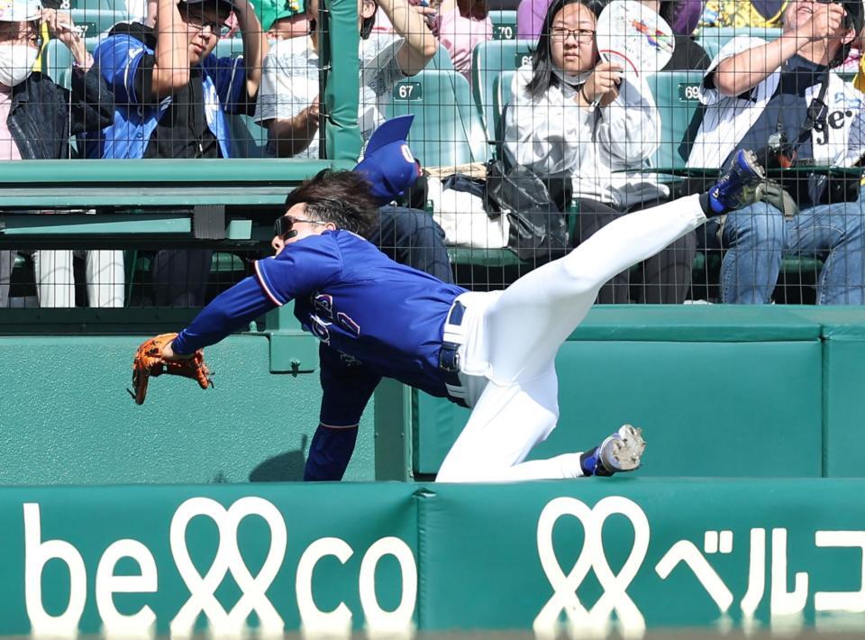 ３回、佐藤輝の飛球を追ってカメラ席に転落する福永（撮影・西田忠信）