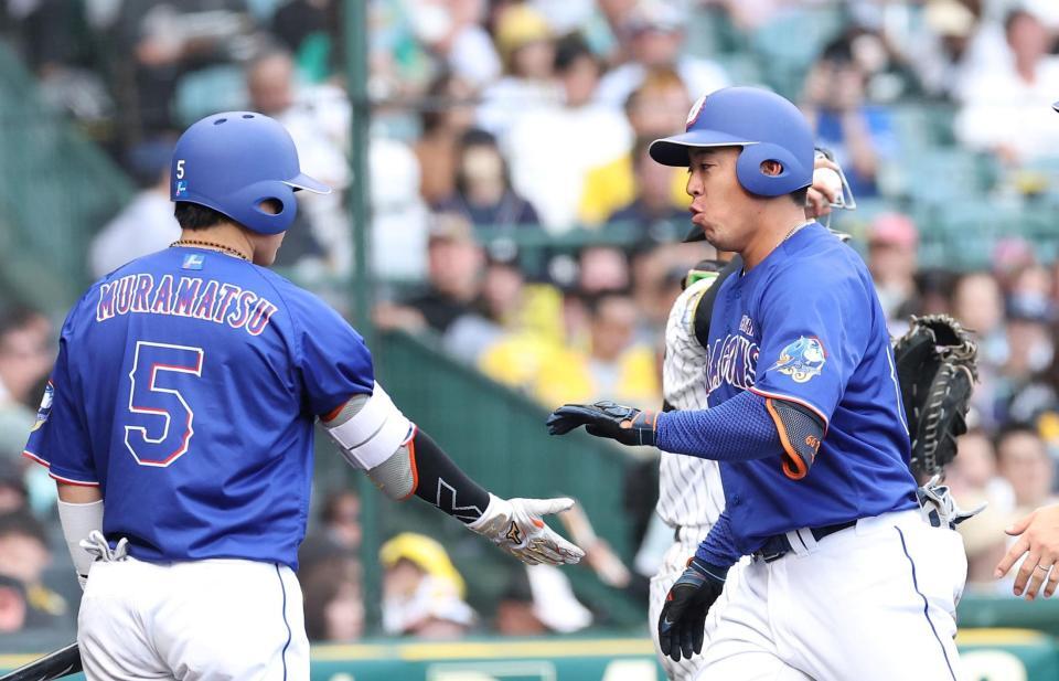 ４回、逆転２ランを放ち生還する鵜飼（右）＝撮影・西田忠信