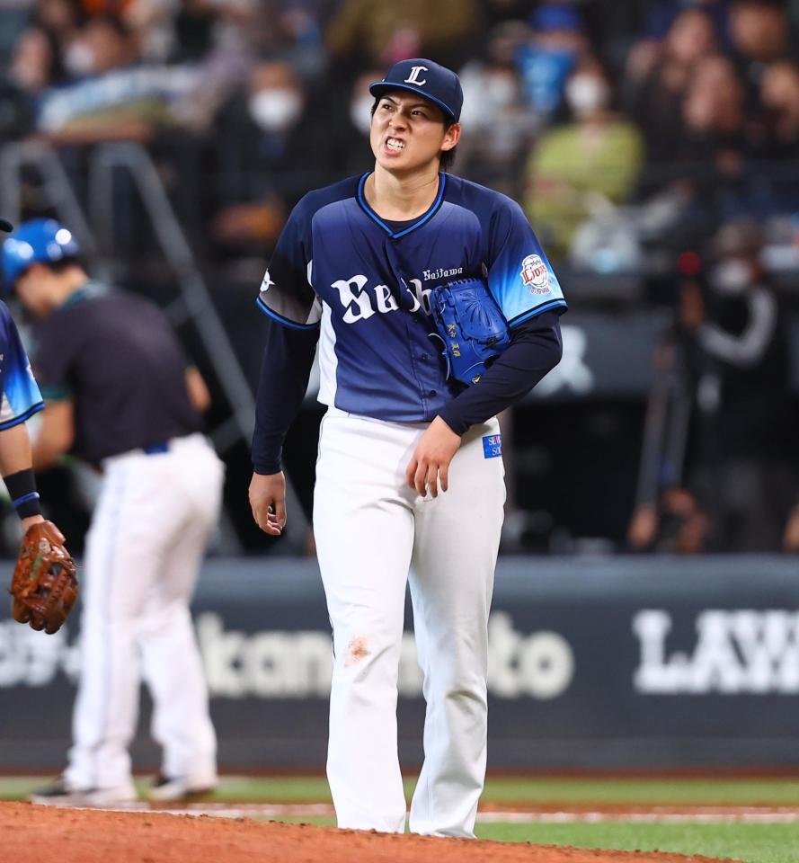 ６回、奈良間の打球が当たり、苦悶の表情を浮かべる武内（撮影・中島達哉）