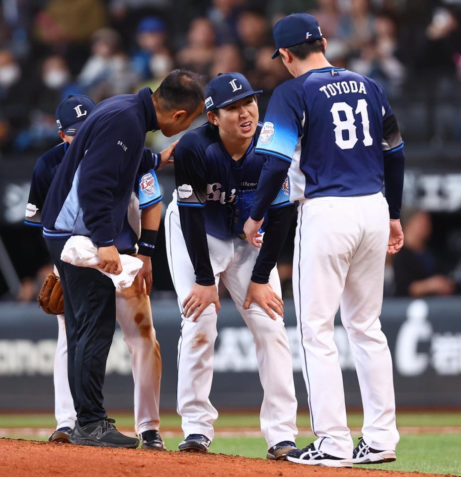 ６回、奈良間の打球が当たり、ひざに手をつく武内（中央）＝撮影・中島達哉