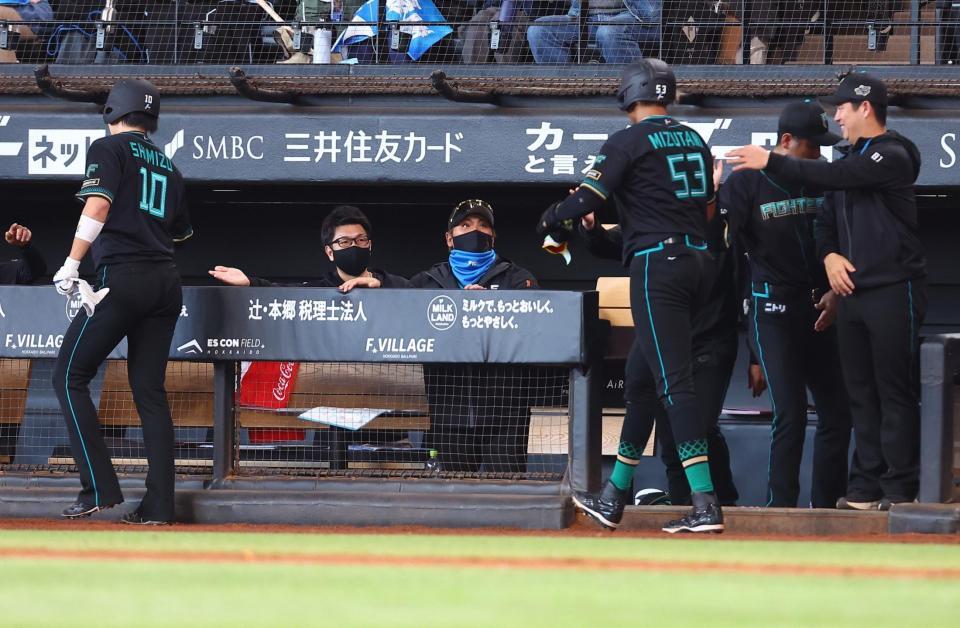 ６回、清宮幸の適時三塁打で生還した清水優（１０）、水谷（５３）を迎える新庄監督（中央）＝撮影・中島達哉