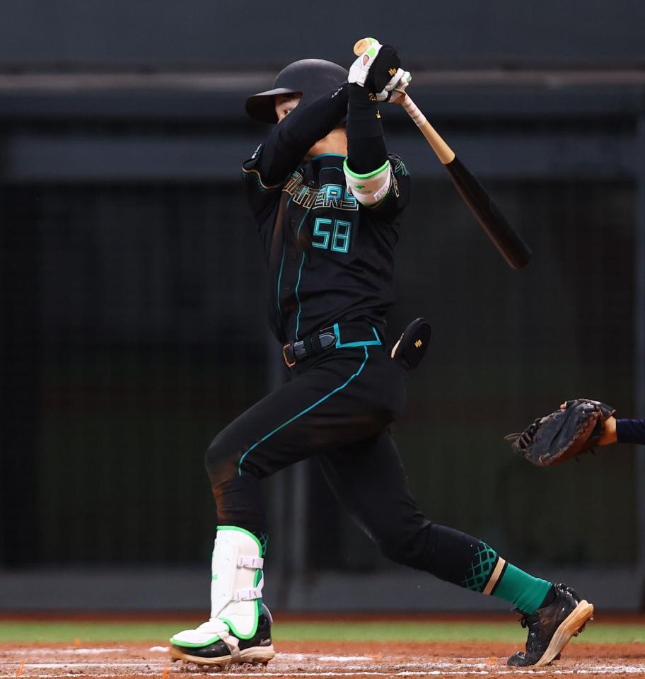 ６回、投手への適時内野安打を放つ奈良間（撮影・中島達哉）