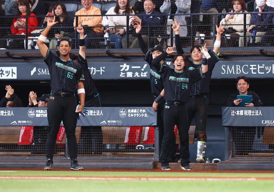 ６回、清宮幸の適時三塁打に沸き上がる日本ハムナイン（撮影・中島達哉）