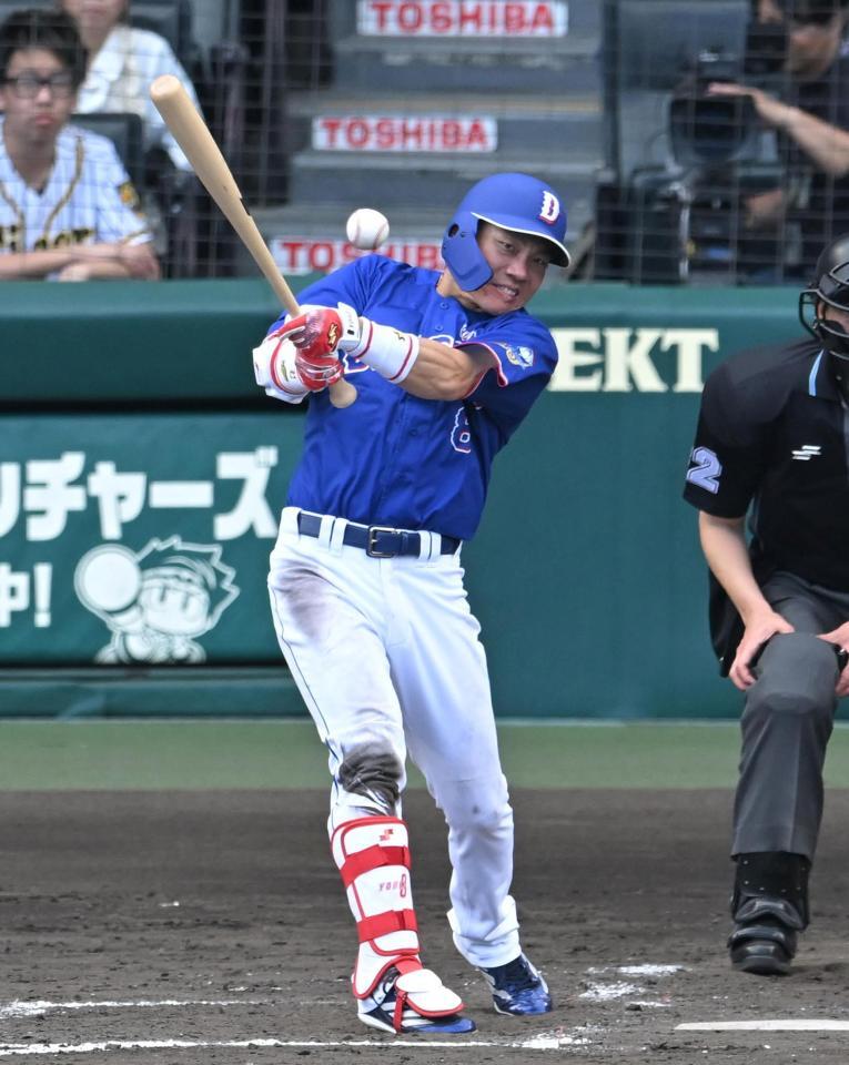 ４回、中前打を放つ大島（撮影・飯室逸平）