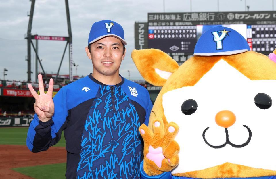 ３勝目を挙げ、ポーズをとる東（左）＝撮影・北村雅宏