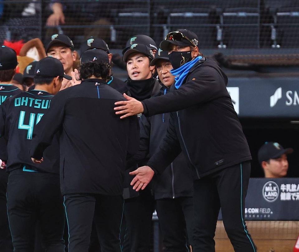 伊藤（左）らナインを迎える新庄監督（撮影・中島達哉）