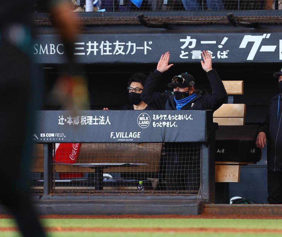６回、清宮幸の適時三塁打にベンチをたたいて喜ぶ新庄監督（右）＝撮影・中島達哉