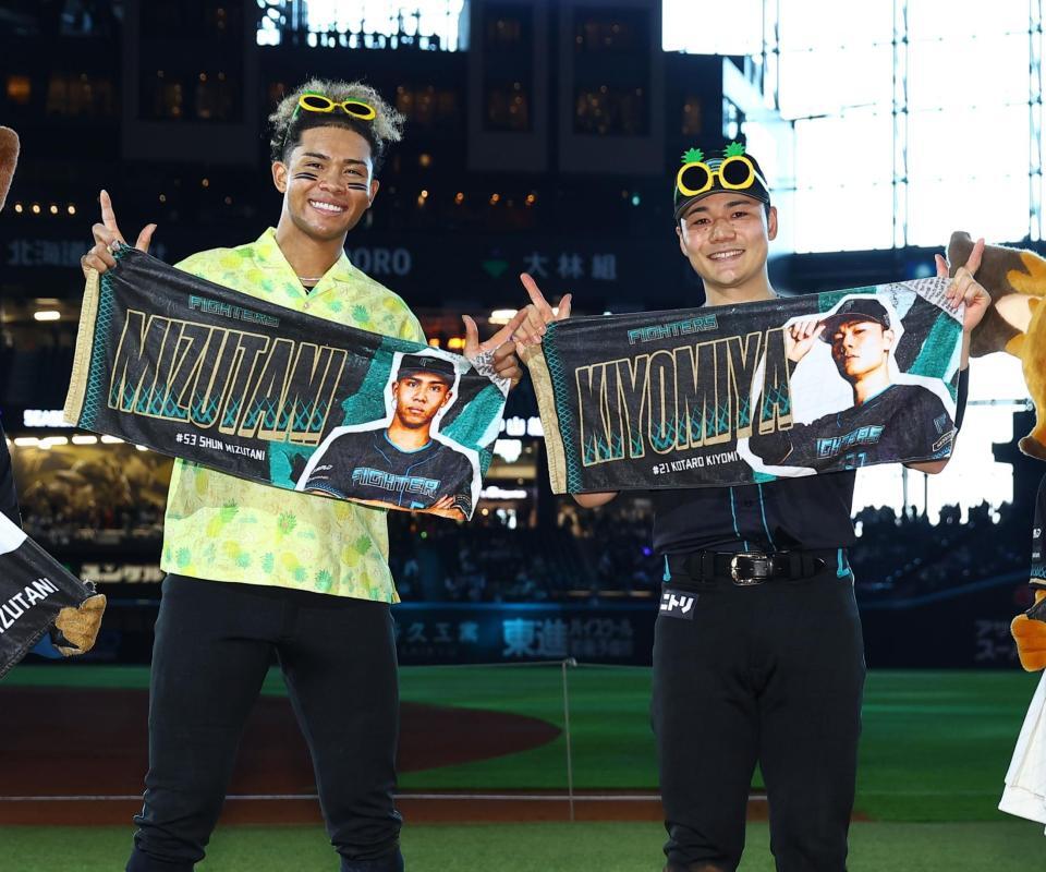 笑顔で記念撮影に応じる水谷（左）と清宮幸（撮影・中島達哉）