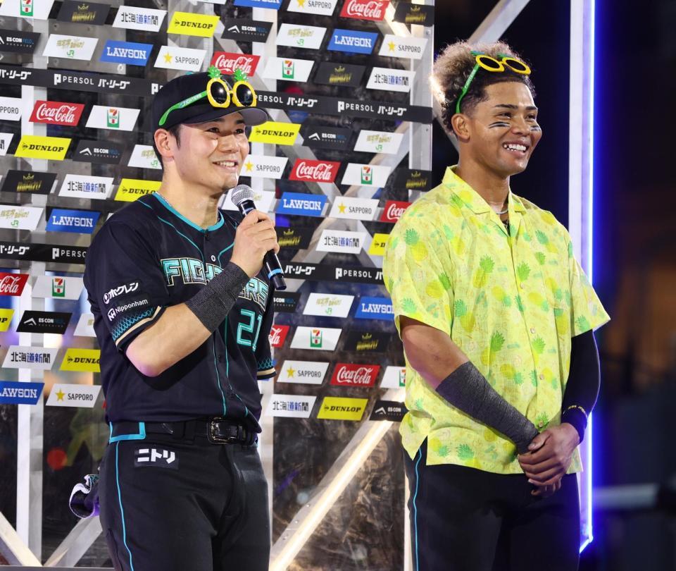 お立ち台で笑顔を見せる清宮幸（左）と水谷（撮影・中島達哉）