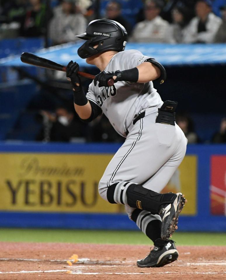 ４回、山瀬は右前に勝ち越し適時打を放つ（撮影・佐藤厚）