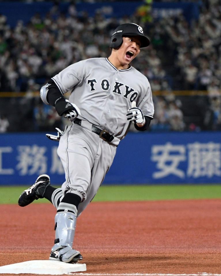 ３回、佐々木は左越えに２号先制ソロを放ち、笑顔で三塁を回る（撮影・佐藤厚）
