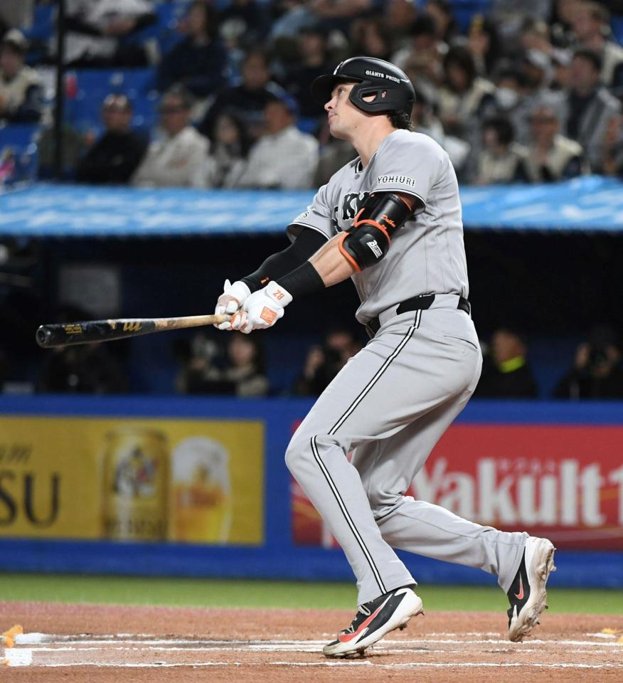 ６回、ダルベックは左中間に５号ソロを放つ（撮影・佐藤厚）