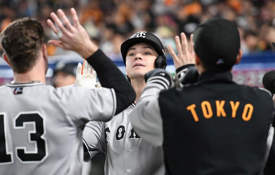 ６回、ダルベックは左中間に５号ソロを放ち、ナインに迎えられる（撮影・佐藤厚）