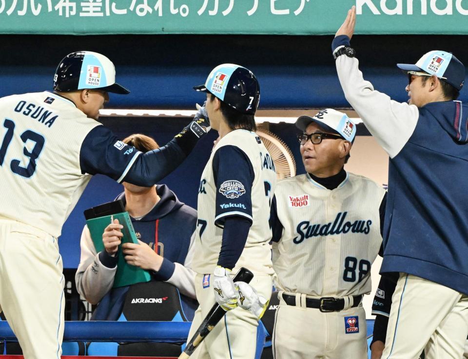 ３回、同点の中犠飛を放ったオスナ（左）を迎える池山監督（右から２人目）