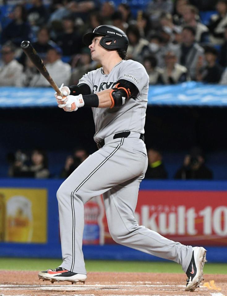 ６回、ダルベックは左中間に５号ソロを放つ（撮影・佐藤厚）