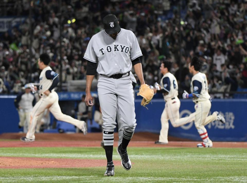 逆転サヨナラ負けを喫し、がっくりと引き揚げるマルティネス（撮影・佐藤厚）