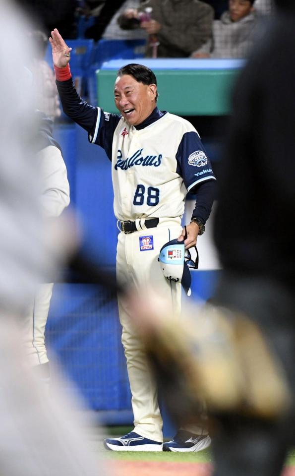 奇跡の逆転サヨナラ勝ちに大喜びの池山監督（撮影・佐藤厚）