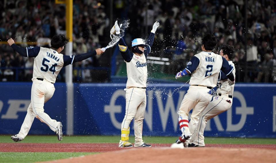 ９回、長岡（中央）は中前にサヨナラ打を放ち、歓喜のシャワーを浴びる（撮影・佐藤厚）