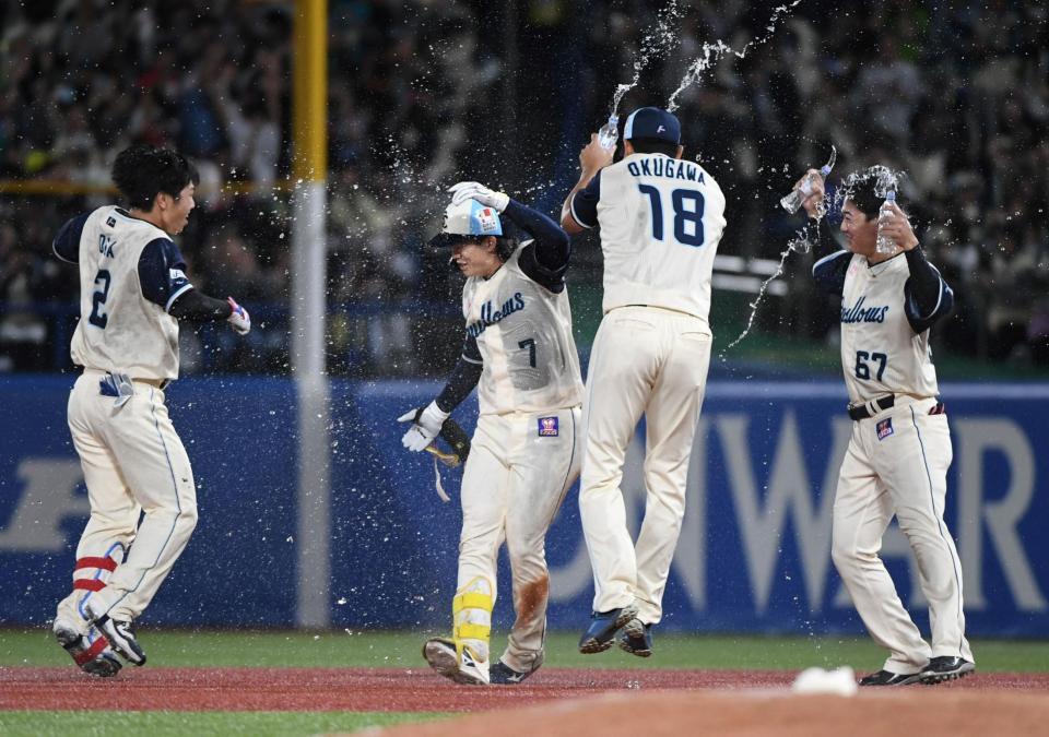 ９回、長岡（中央）は中前にサヨナラ打を放ち、歓喜のシャワーを浴びる（撮影・佐藤厚）