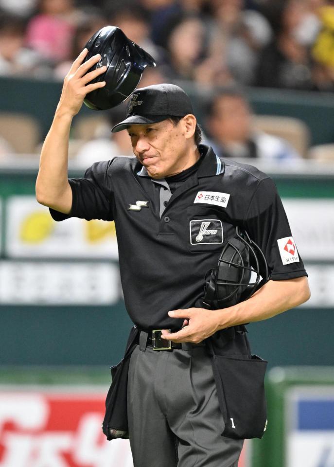 ソフトバンク－オリックス戦でもヘルメットを着用して球審を務める秋村審判員