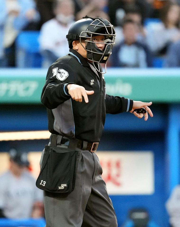 頭部にバットが直撃して審判員が負傷したことを受け、ヘルメットをかぶる運用が始まったヤクルト－巨人戦の球審