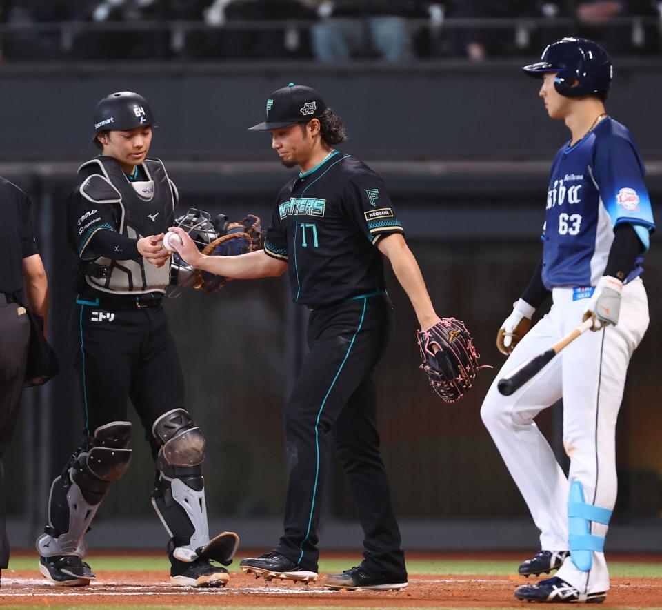 ６回、先制を許した伊藤（中央）＝撮影・中島達哉