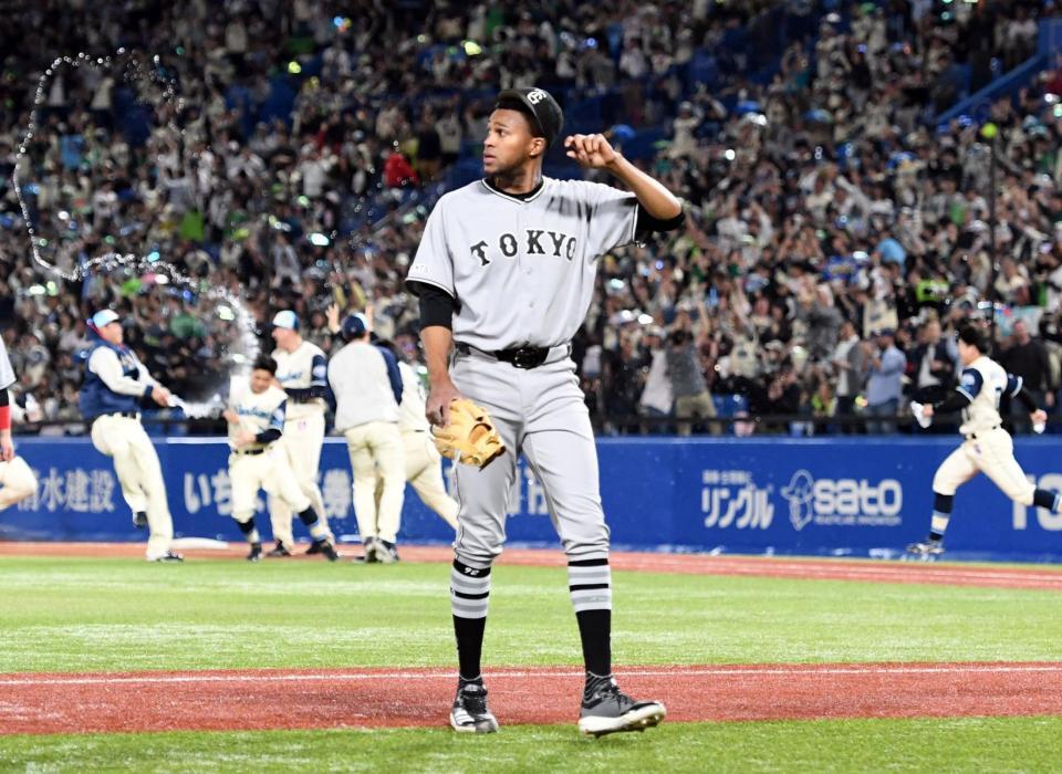 逆転サヨナラ負けを喫し、がっくりと引き揚げるマルティネス（撮影・佐藤厚）