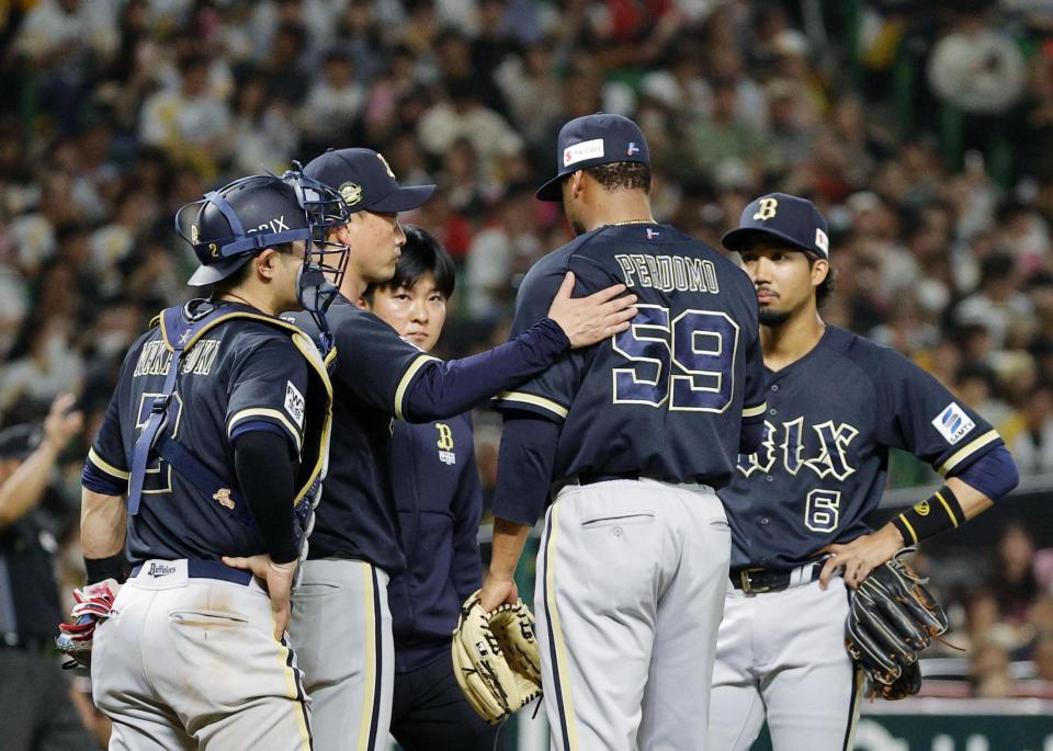 　７回途中、追加点を許したペルドモ（右から２人目）に降板を告げる岸田監督（左から２人目）