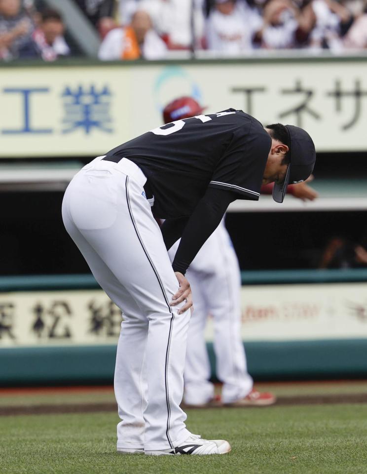 　５回、楽天・浅村に２ランを浴び、肩を落とすロッテ・田中