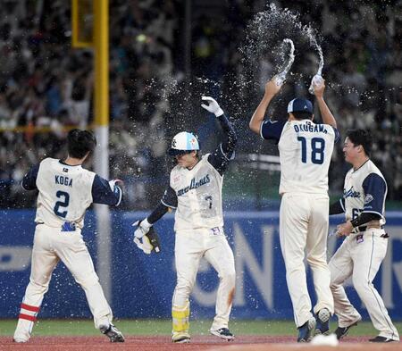 　９回、長岡（中央）がサヨナラ打を放ち、歓喜のシャワーを浴びる（撮影・佐藤厚）