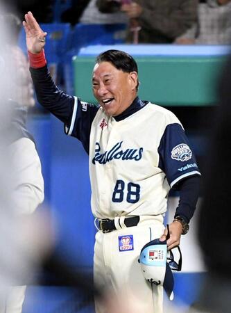 　奇跡の逆転サヨナラ勝ちに大喜びの池山監督（撮影・佐藤厚）