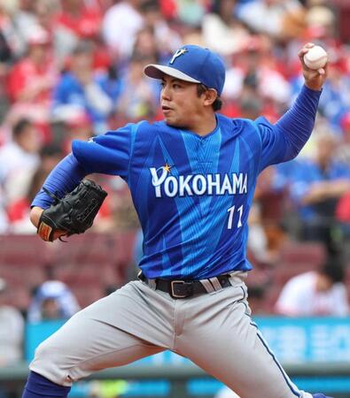 　先発し力投する東