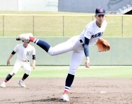 　２番手で登板し好投する横浜・織田