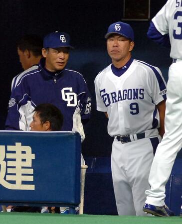 ベンチで険悪なムードの落合監督（左）と井上＝２００７年３月