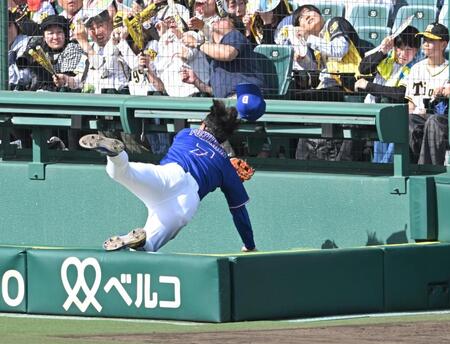 ３回、佐藤輝の打球を追い、カメラマン席に飛び込む福永（撮影・飯室逸平）