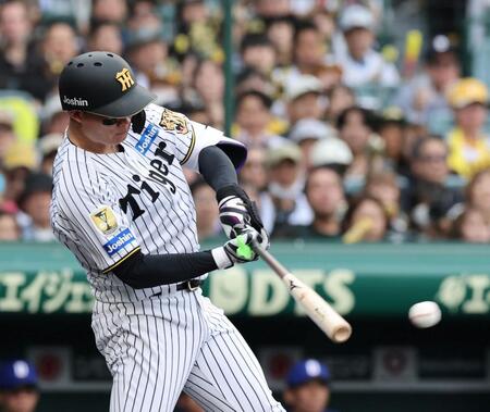 １回、左翼線に適時二塁打を放つ森下（撮影・山口登）