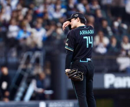 ３回、先制を許し、汗をぬぐう有原（撮影・中島達哉）