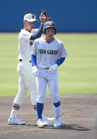 １回、レフトへ二塁打を放ち出塁した谷晃明（手前）＝撮影・開出牧