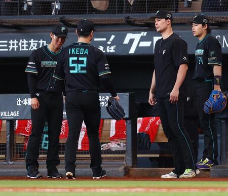 ８回途中から登板するも源田に満塁本塁打を浴びるなど追加点を許し、ベンチに戻る池田（中央）＝撮影・中島達哉