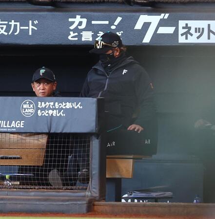 ８回、源田に満塁本塁打を浴びるなどこの回８失点し、下を向く新庄監督（右）＝撮影・中島達哉