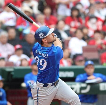 ３回、先制となる犠飛を放つヒュンメル（撮影・北村雅宏）