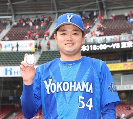 今季初勝利を挙げ、ウイニングボールを手に笑顔を見せる石田裕（撮影・北村雅宏）