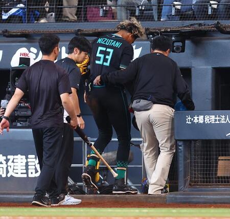 ７回、平沢の本塁への送球が当たり、ベンチに下がる水谷（中央）＝撮影・中島達哉