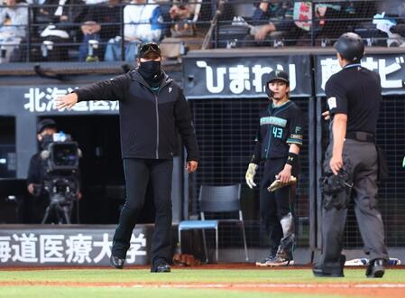 ７回、球審に説明を求める新庄監督（撮影・中島達哉）